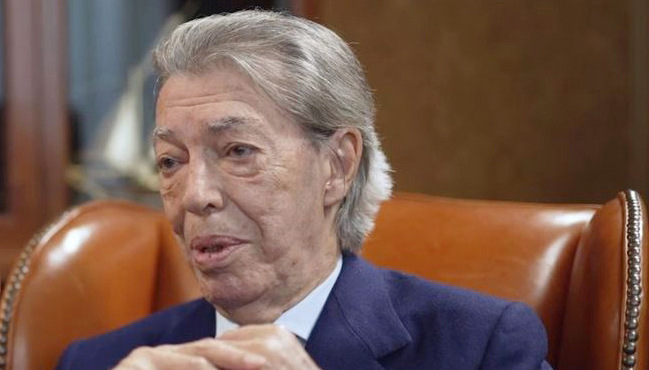 Il poeta Mario Sciacca riceve un attestato da Massimo Moratti