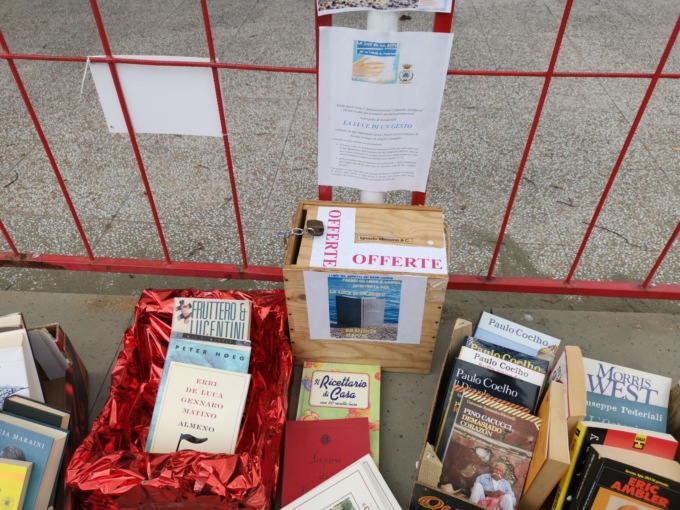 “I libri sul muretto”, iniziativa dei Bagni Liguria di Sestri Levante per “La luce di un gesto”
