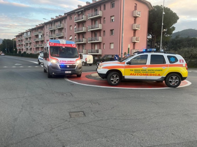 Scontro tra moto e macchina, incidente in via Primi a Sestri