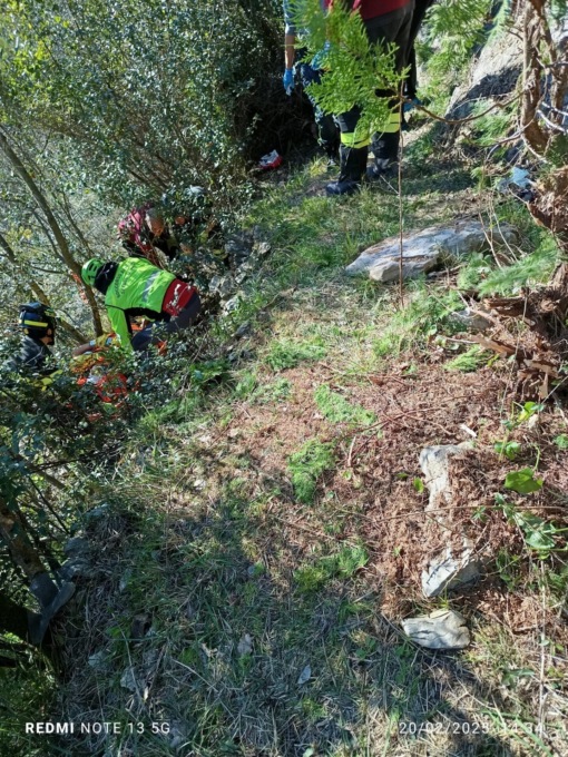 Donna cade mentre lavora nei campi, soccorsa e trasportata in ospedale