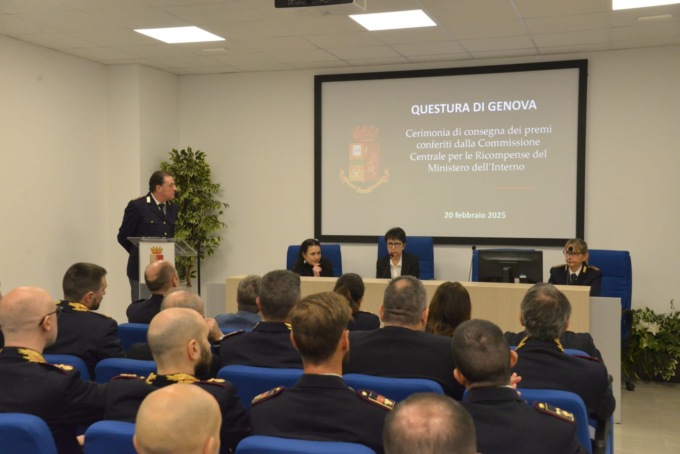 Premiati operatori di polizia per meriti di servizio