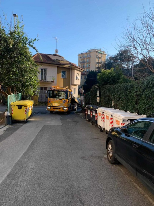 Scontro tra auto e furgone, tre feriti