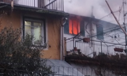 Tetto di un'abitazione in fiamme a Neirone, vigili del fuoco in azione