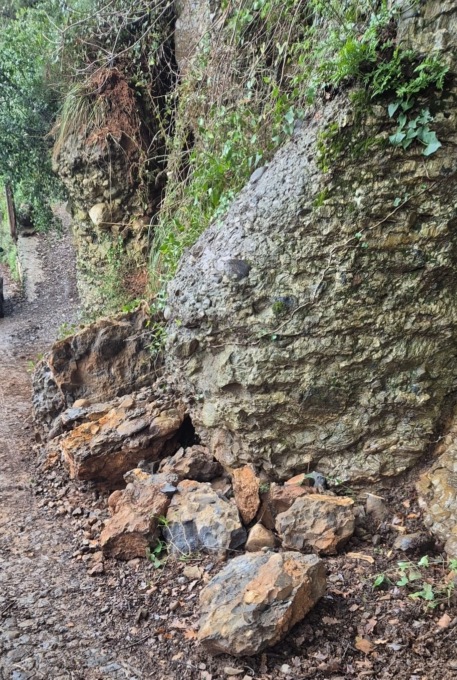 Frana a Santa Margherita, strada via delle Gave interrotta e transito vietato