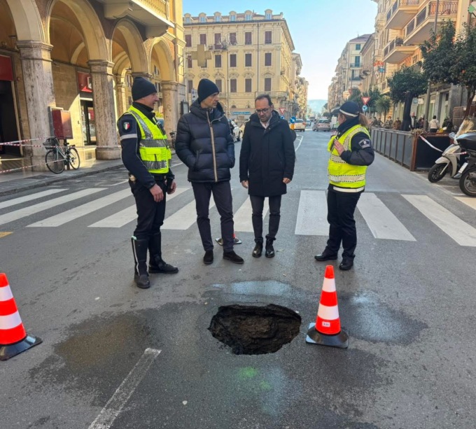 Chiavari, cedimento del manto stradale in corso Dante: problemi al traffico