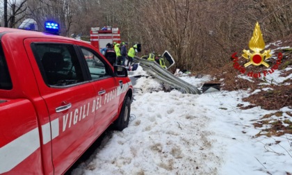 Auto finisce fuori strada, soccorsa 70enne