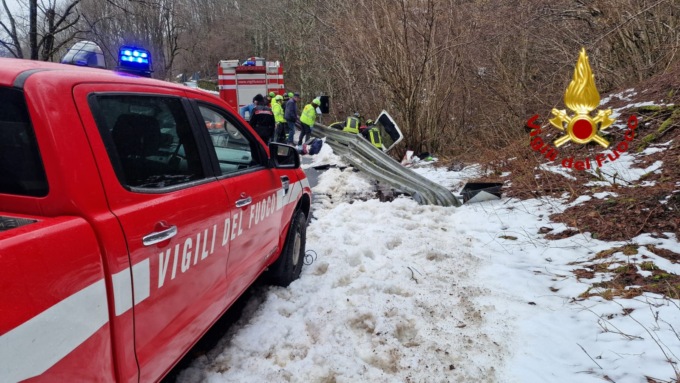 Auto finisce fuori strada, soccorsa 70enne