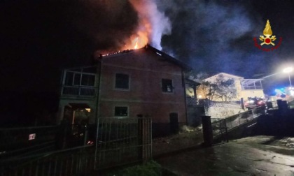 Brucia tetto di una palazzina a Lumarzo, intervento dei Vigili del Fuoco