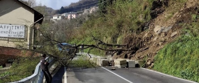 Frana sulla strada per Uscio, disagi alla viabilità