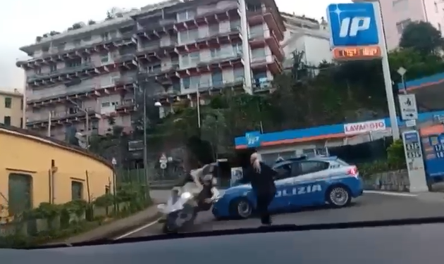 Scontro tra uno scooter con pusher e cliente in fuga e una volante della Polizia