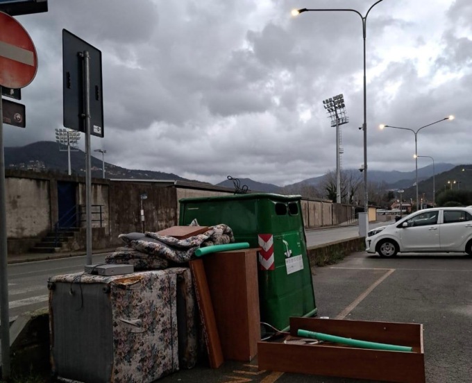 Abbandono di rifiuti a Sestri Levante, la Polizia Locale individua i responsabili grazie al sistema di videosorveglianza