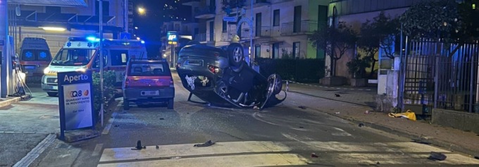 Macchina si ribalta in via Arpinati, a Rapallo