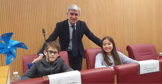 Francesco Solinas accompagna i giovani consiglieri del consiglio comunale dei ragazzi in Regione