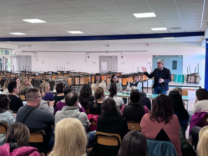 Mensa e trasporto gratuiti per chi sceglie la scuola Umberto I di Riva