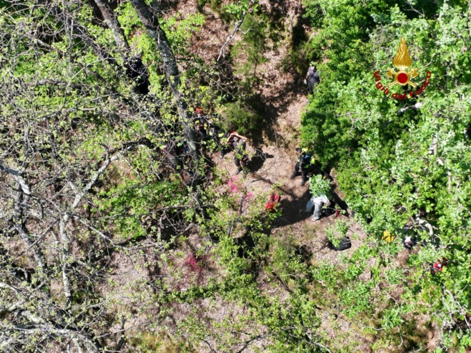 Vola con il parapendio ma resta impigliato ad un ramo, soccorso uomo