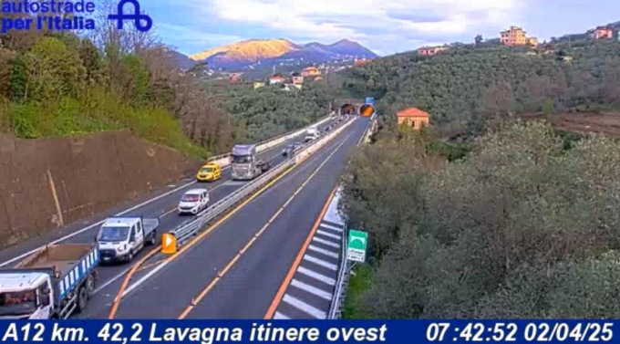 Veicolo in avaria in autostrada: coda di 3 km tra Chiavari e Sestri Levante