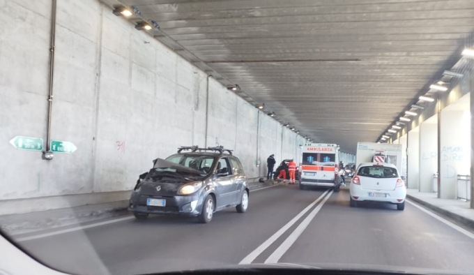 Incidente tra due auto nelle Gallerie di Sant’Anna, senso unico alternato