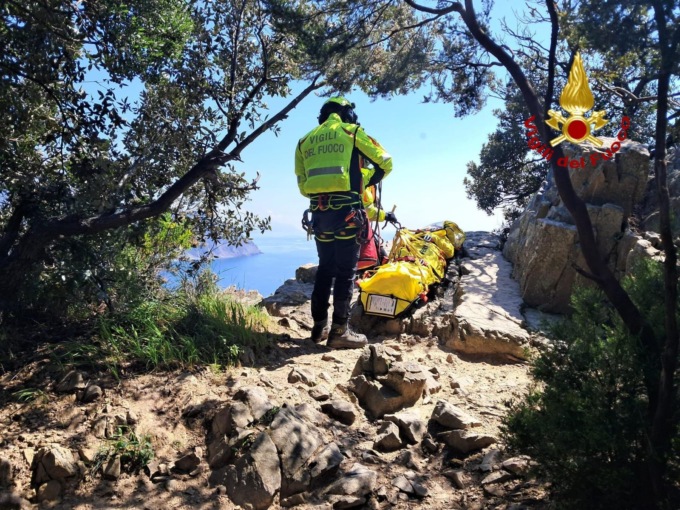 Cade a Punta Manara, 64enne trasportata con Drago al San Martino