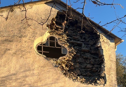 Crollata parte della facciata della chiesetta di Carpenissone