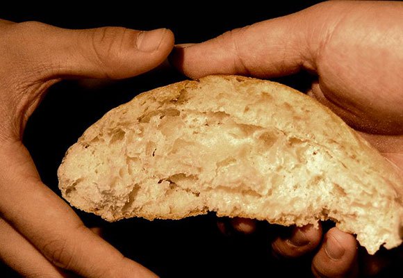 Distribuzione del pane benedetto