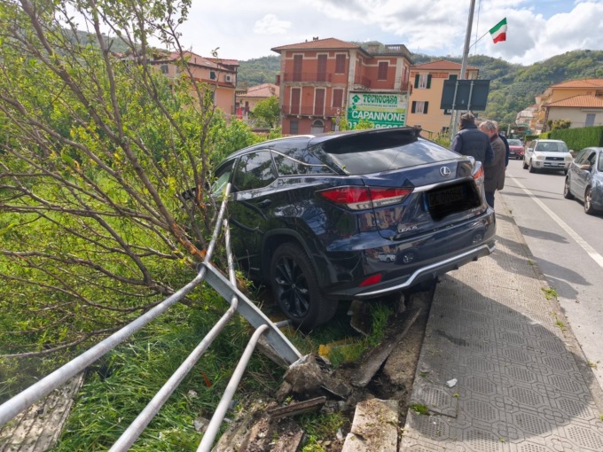 Carasco, auto sfonda guard rail e finisce fuori strada