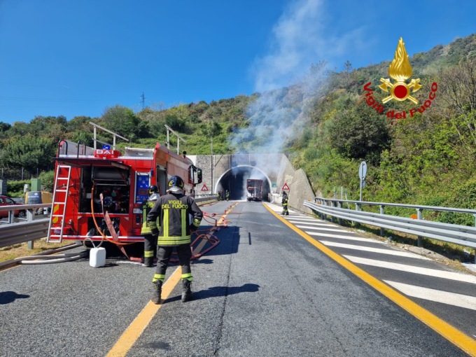 Mezzo in fiamme sull’A12