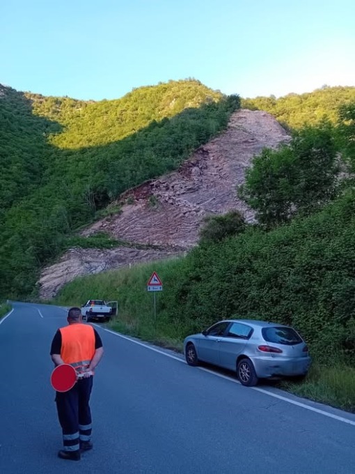 Frana sulla SP26: strada chiusa al traffico in entrambe le direzioni a Ne