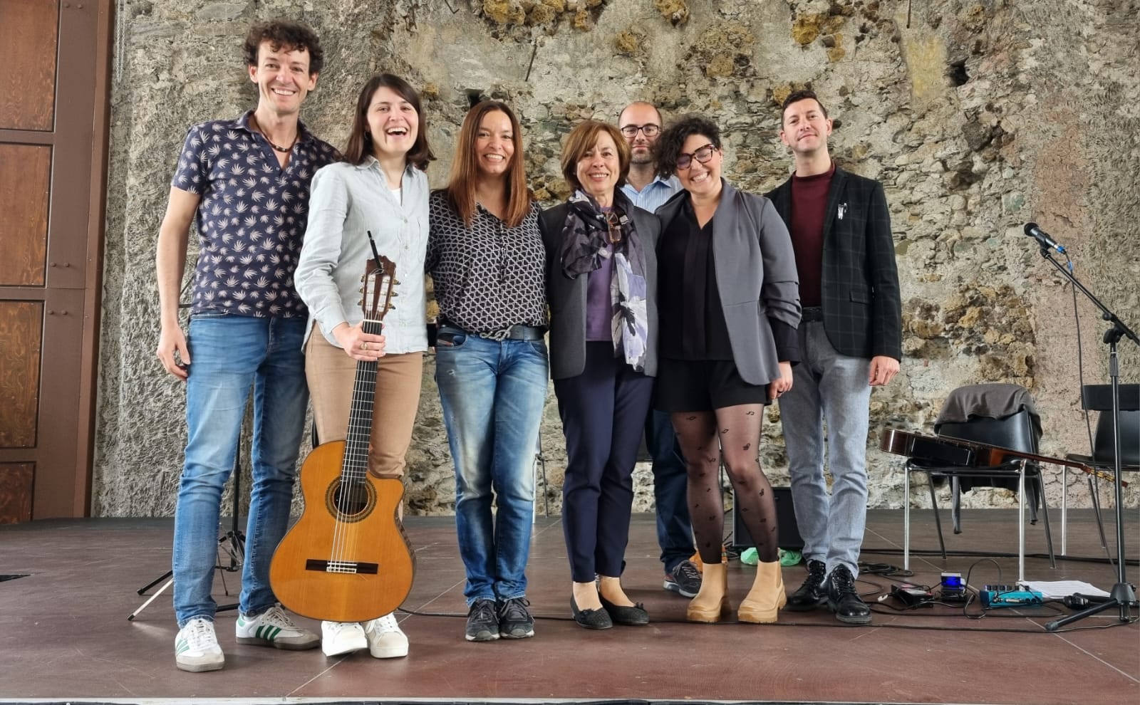 Gli insegnanti di musica dell'IC Rapallo con i musicisti e Cristina Parodi