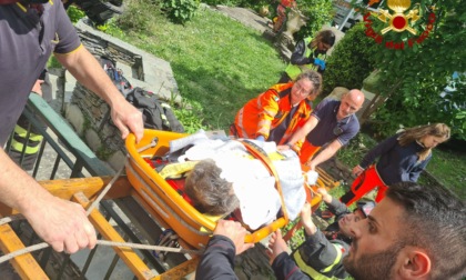 Uscio, cade dal tetto: uomo soccorso dai Vigili del Fuoco