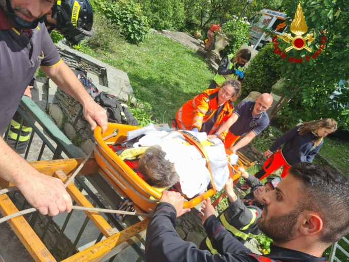 Uscio, cade dal tetto: uomo soccorso dai Vigili del Fuoco