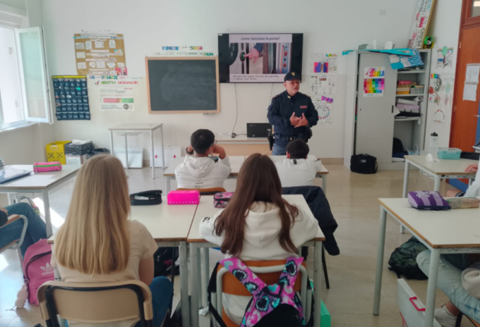 Sicurezza e rispetto: la Polfer entra in aula alla scuola G. Descalzo