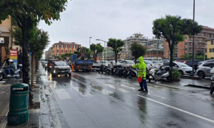 Cede asfalto in via Gagliardo