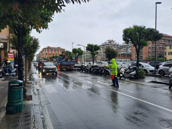 Cede asfalto in via Gagliardo