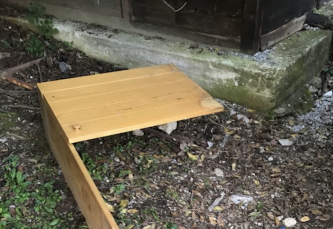 Vandalismo al Parco delle Fontanine: distrutto e bruciato un mobiletto dei libri