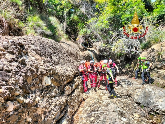 Addestramento congiunto a Cala dell’Oro, simulato un soccorso in ambiente impervio e via mare