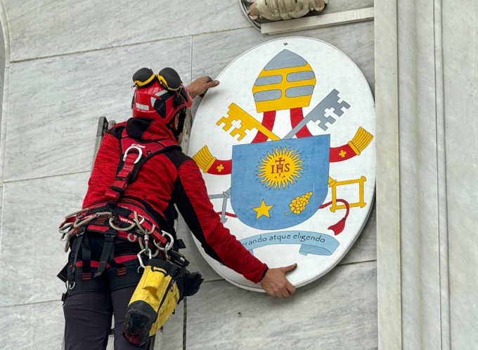 Chiavari, calato lo stemma di Papa Francesco dalla Cattedrale