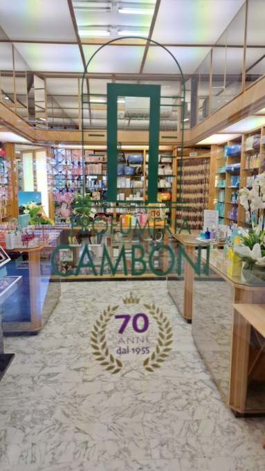 La profumeria Camboni di Sestri spegne 70 candeline