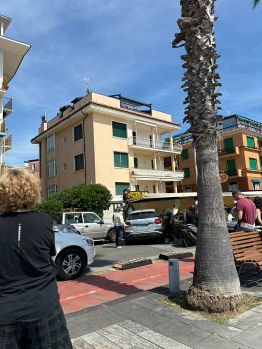 Sestri Levante: un’auto distrugge la veranda di un locale
