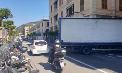 Chiavari, camion perde olio e invade carreggiata