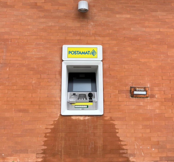 Nuovo ATM Postamat a Mezzanego