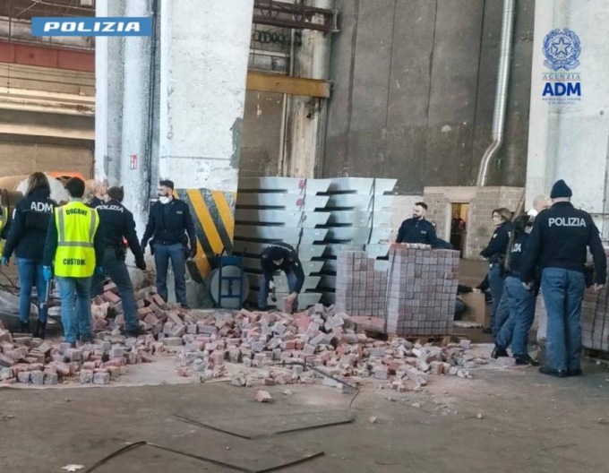 Polizia e Dogana sequestrano in porto a Genova 140 kg di eroina: nascosti dentro a 60mila mattoni