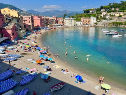 Mareggiata restituisce medicinali sulla spiaggia della Baia del Silenzio