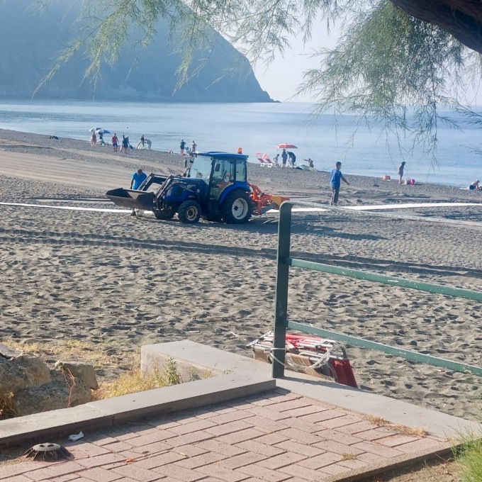 Pulizia delle spiagge a Sestri, Progresso per Sestri: “Ruspe in azione alle 7.30 tra i turisti”