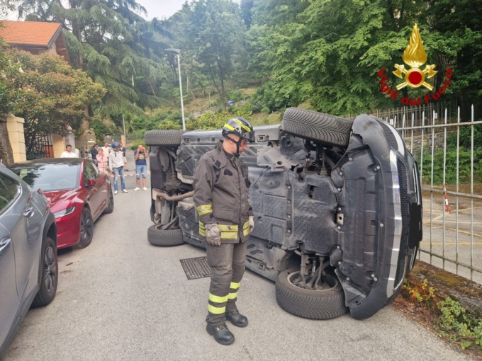 Rapallo, auto si ribalta: conducente salvato dai Vigili del Fuoco