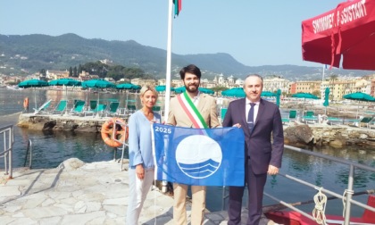 Santa, il sindaco Caversazio consegna le Bandiere Blu 2025