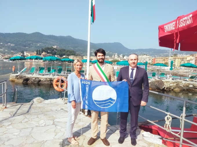 Santa, il sindaco Caversazio consegna le Bandiere Blu 2025