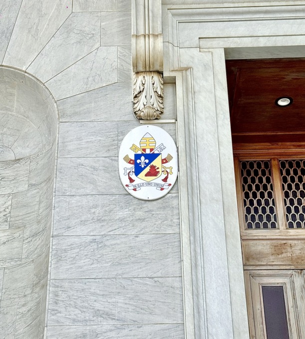 Affisso alla Cattedrale di Nostra Signora dell’Orto lo stemma di Papa Leone XIV