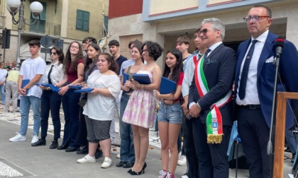 Festa della Repubblica a Recco, una copia della Costituzione ai neo diciottenni