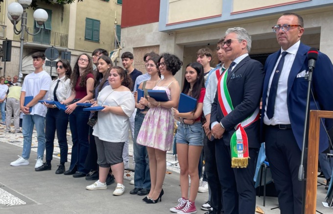 Festa della Repubblica a Recco, una copia della Costituzione ai neo diciottenni