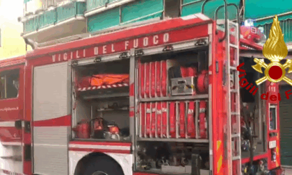 Fuoriuscita di denso fumo da un negozio, vigili del fuoco in azione